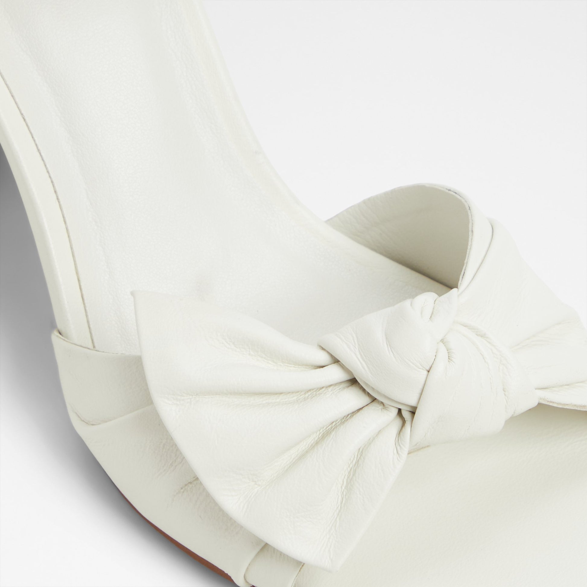 angelknot_white_121-001-043_detail_sq_nt_2018x2018
