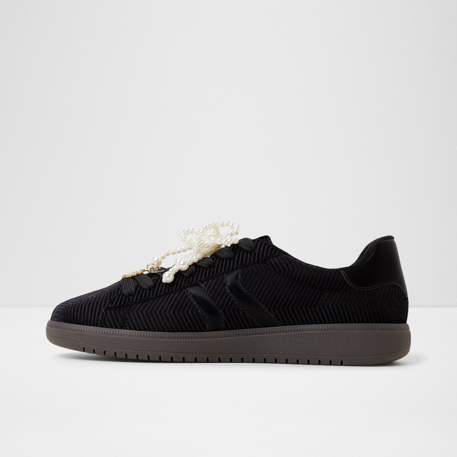 chicsneaker2_black_008-003-048_alt2_sq_nt_1600x1600