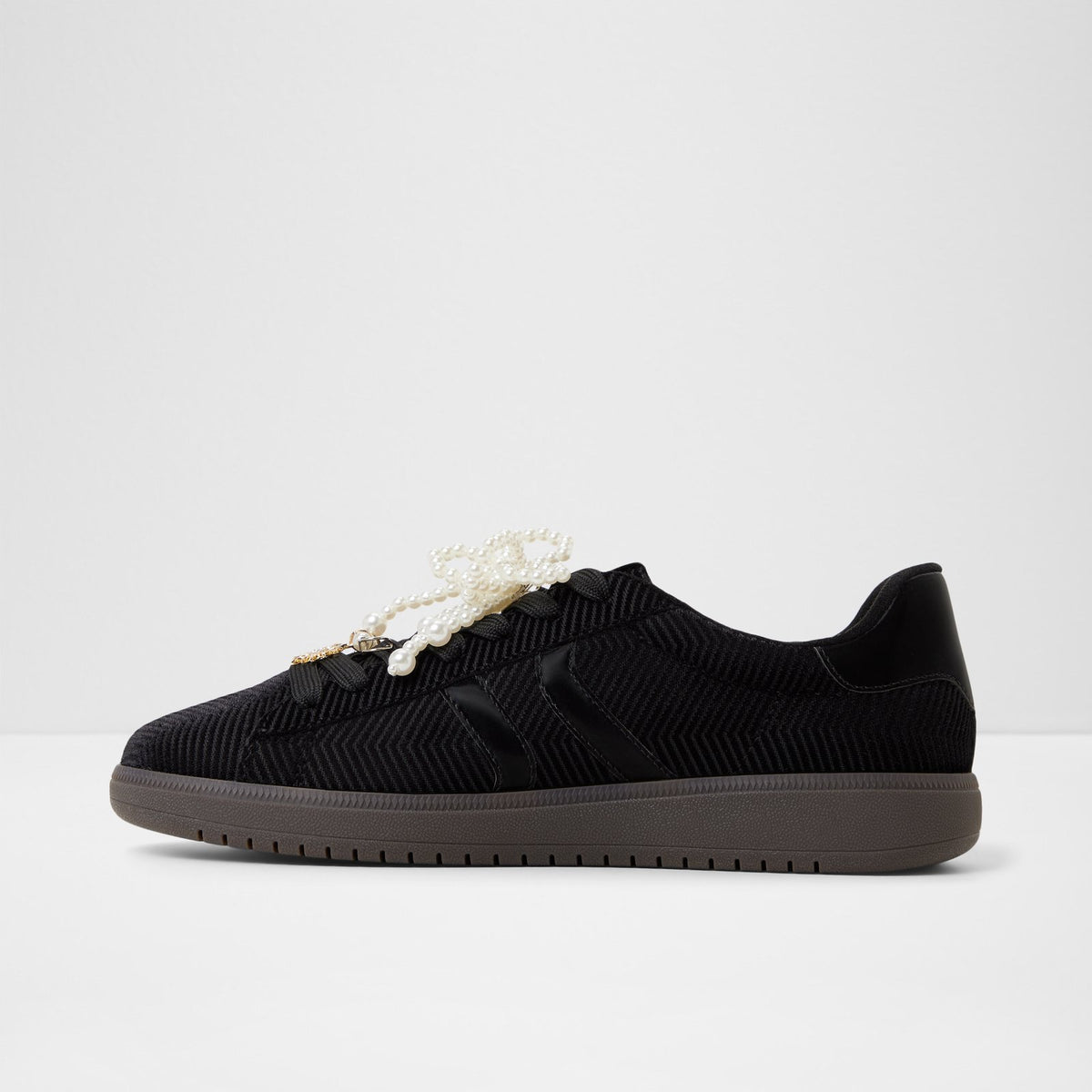 chicsneaker2_black_008-003-048_alt2_sq_nt_1600x1600