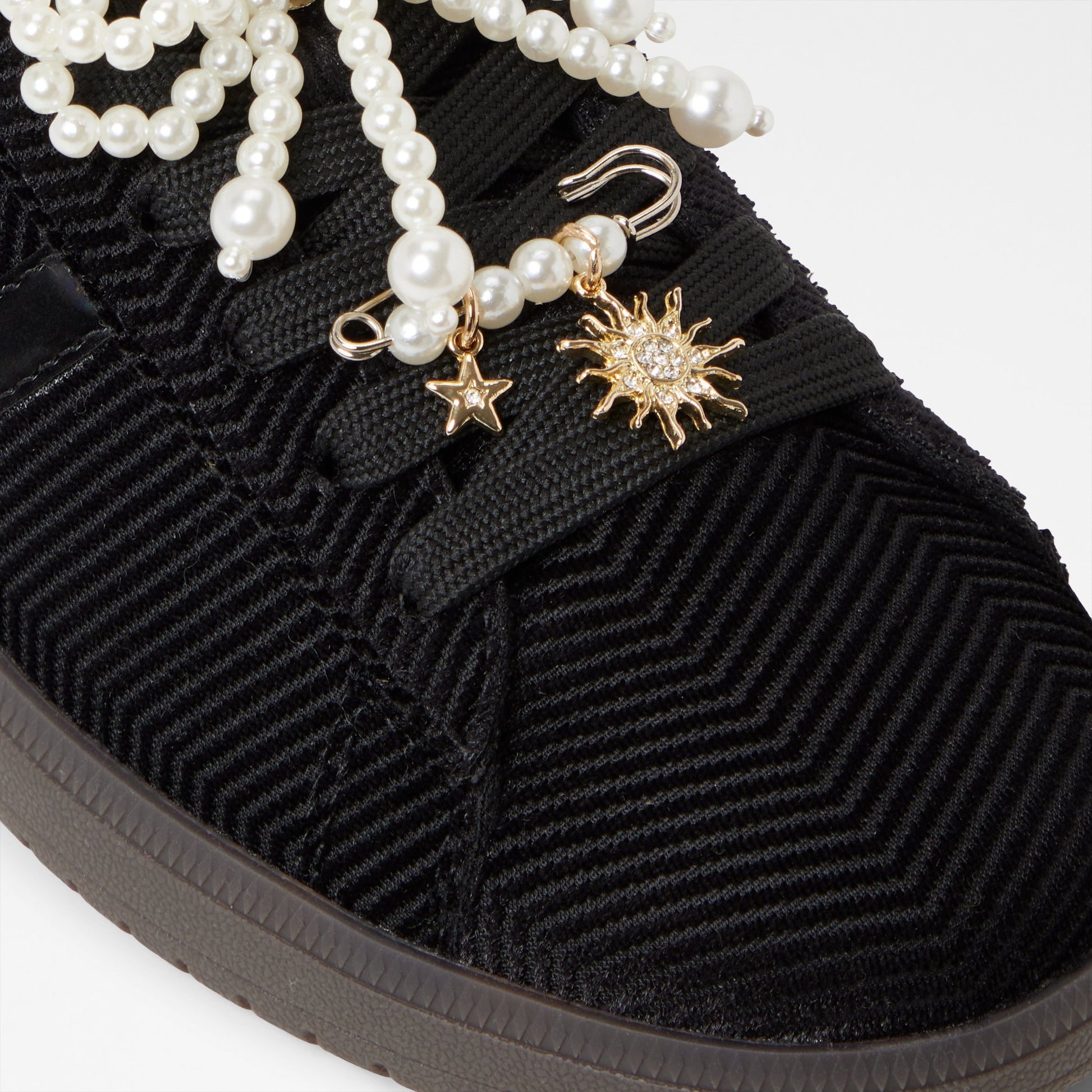 chicsneaker2_black_008-003-048_detail_sq_nt_2018x2018