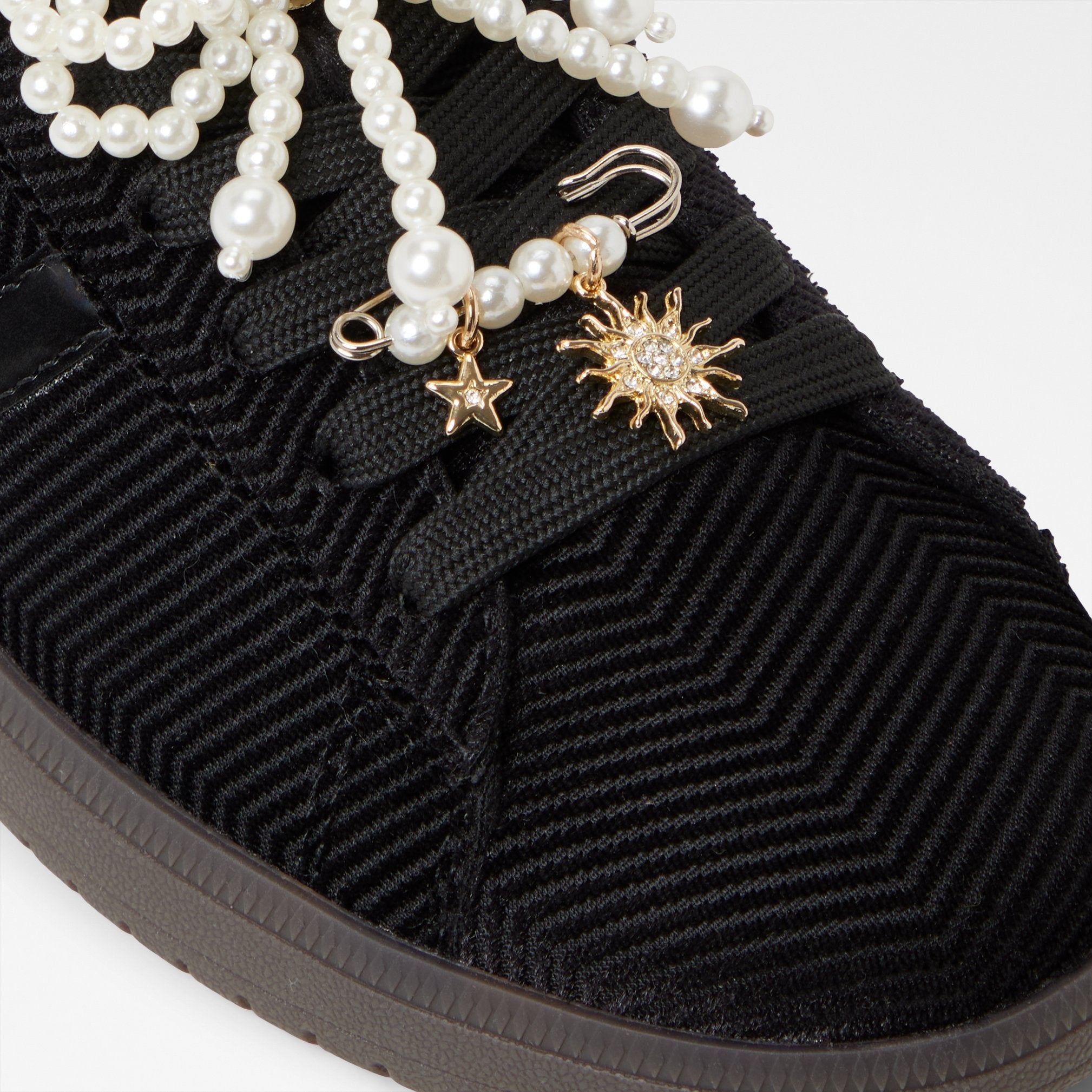 chicsneaker2_black_008-003-048_detail_sq_nt_2018x2018