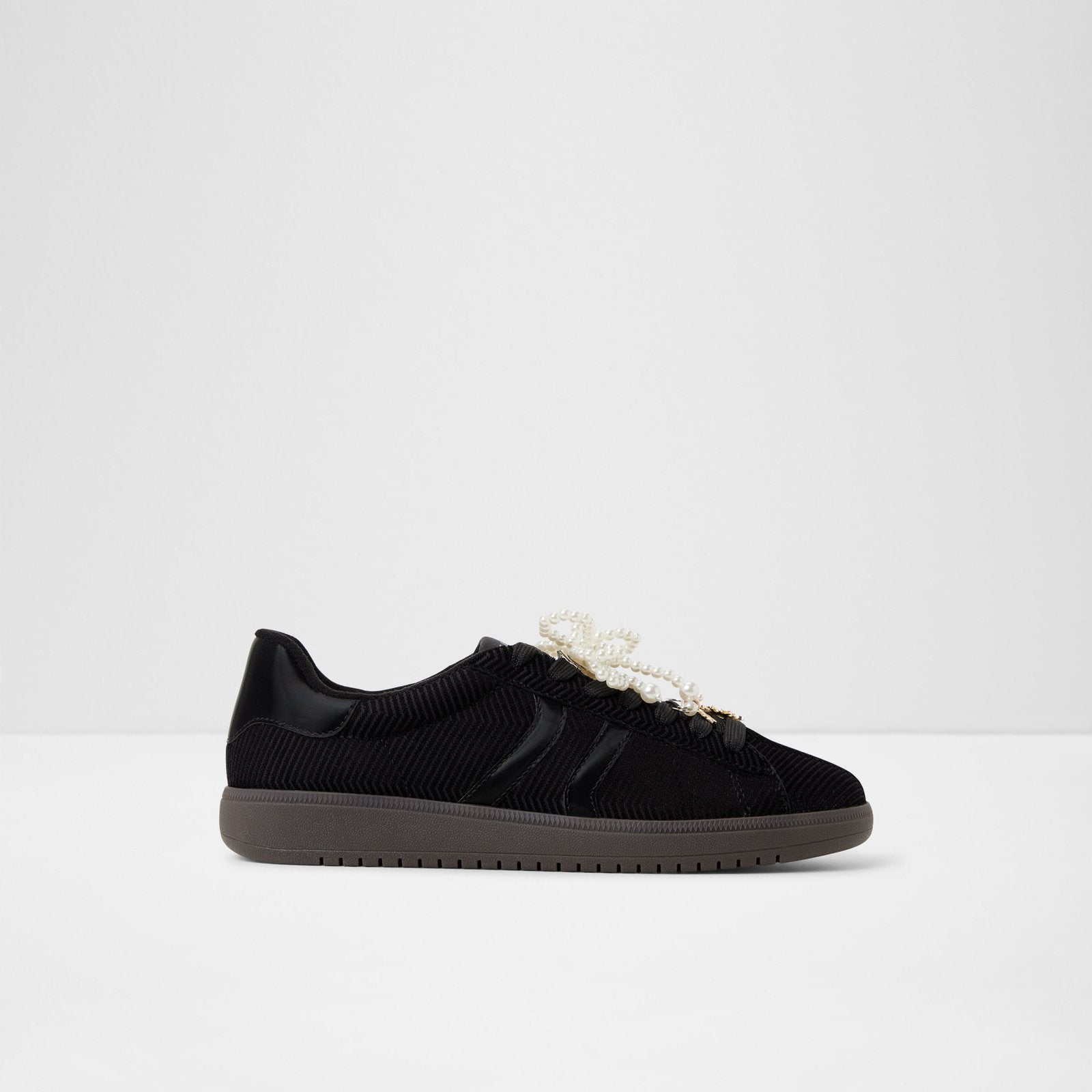 chicsneaker2_black_008-003-048_main_sq_nt_1600x1600