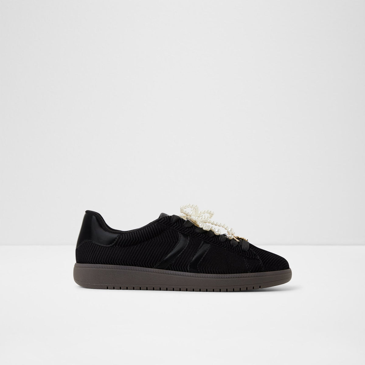 chicsneaker2_black_008-003-048_main_sq_nt_1600x1600