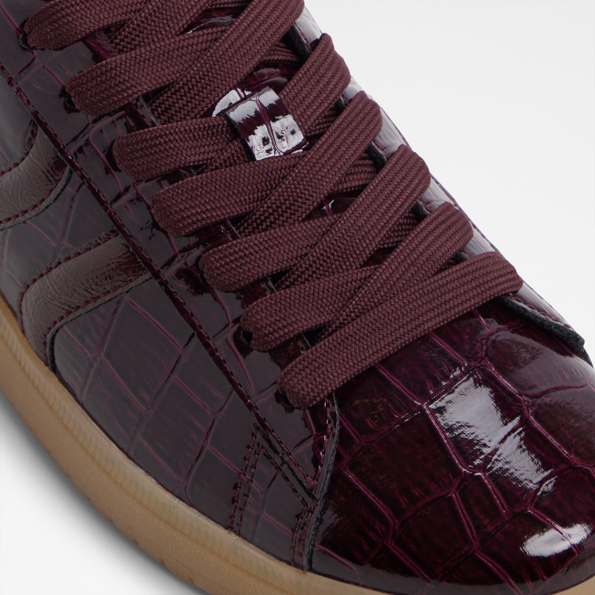 chicsneaker2_red_601-002-004_detail_sq_nt_2018x2018