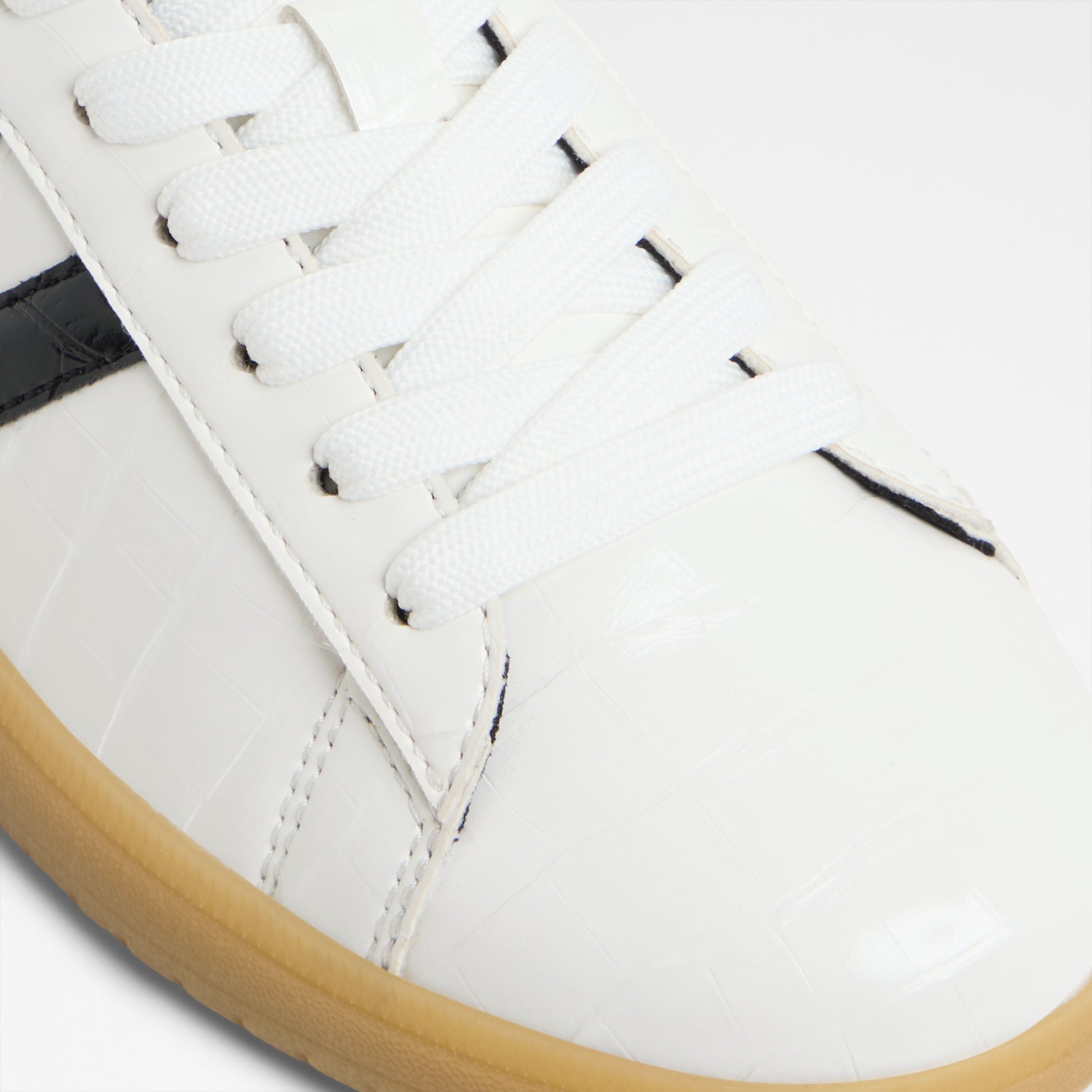 chicsneaker2_white_122-002-004_detail_sq_nt_2018x2018