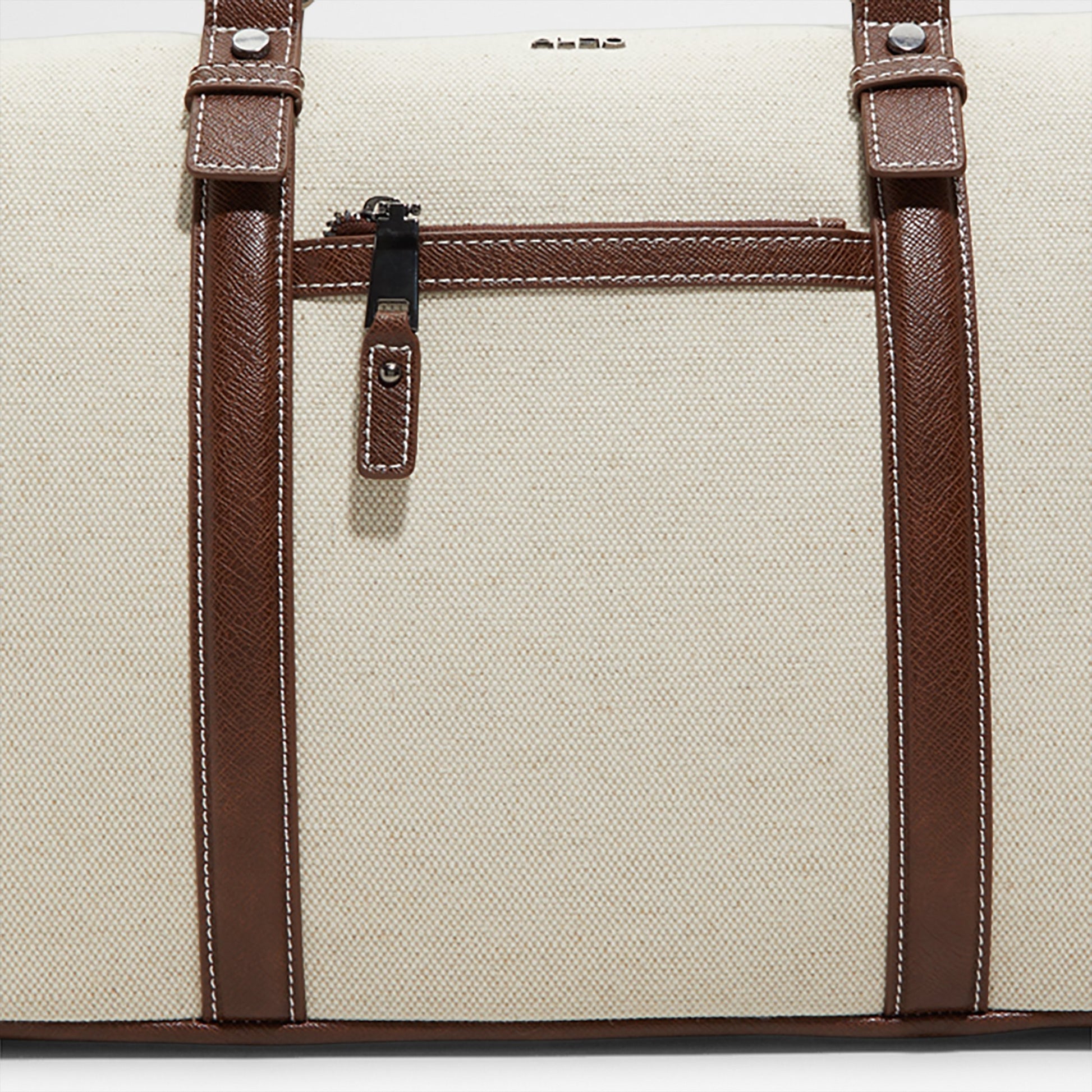 clubduffle_brown_200-003-029_detail_sq_nt_2018x2018