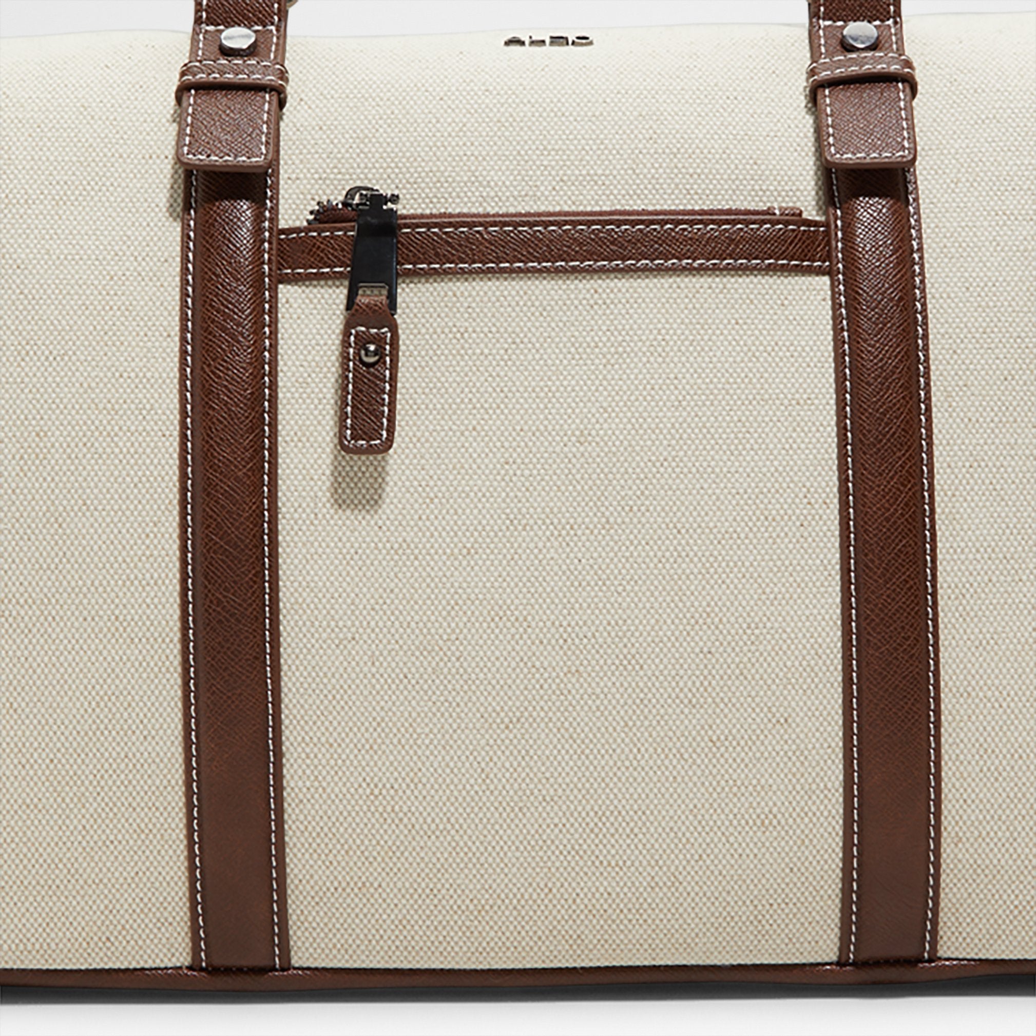 clubduffle_brown_200-003-029_detail_sq_nt_2018x2018