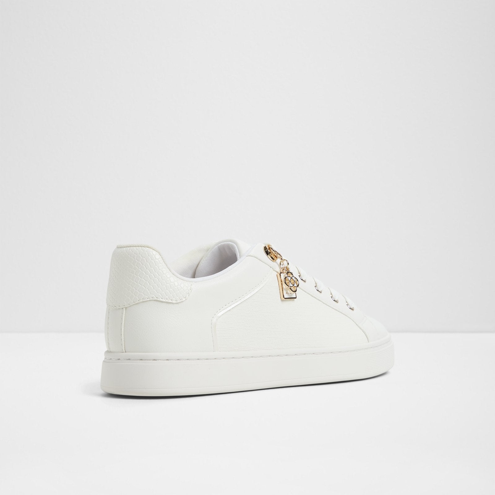 elgata_white_100-002-029_alt1_sq_nt_1600x1600