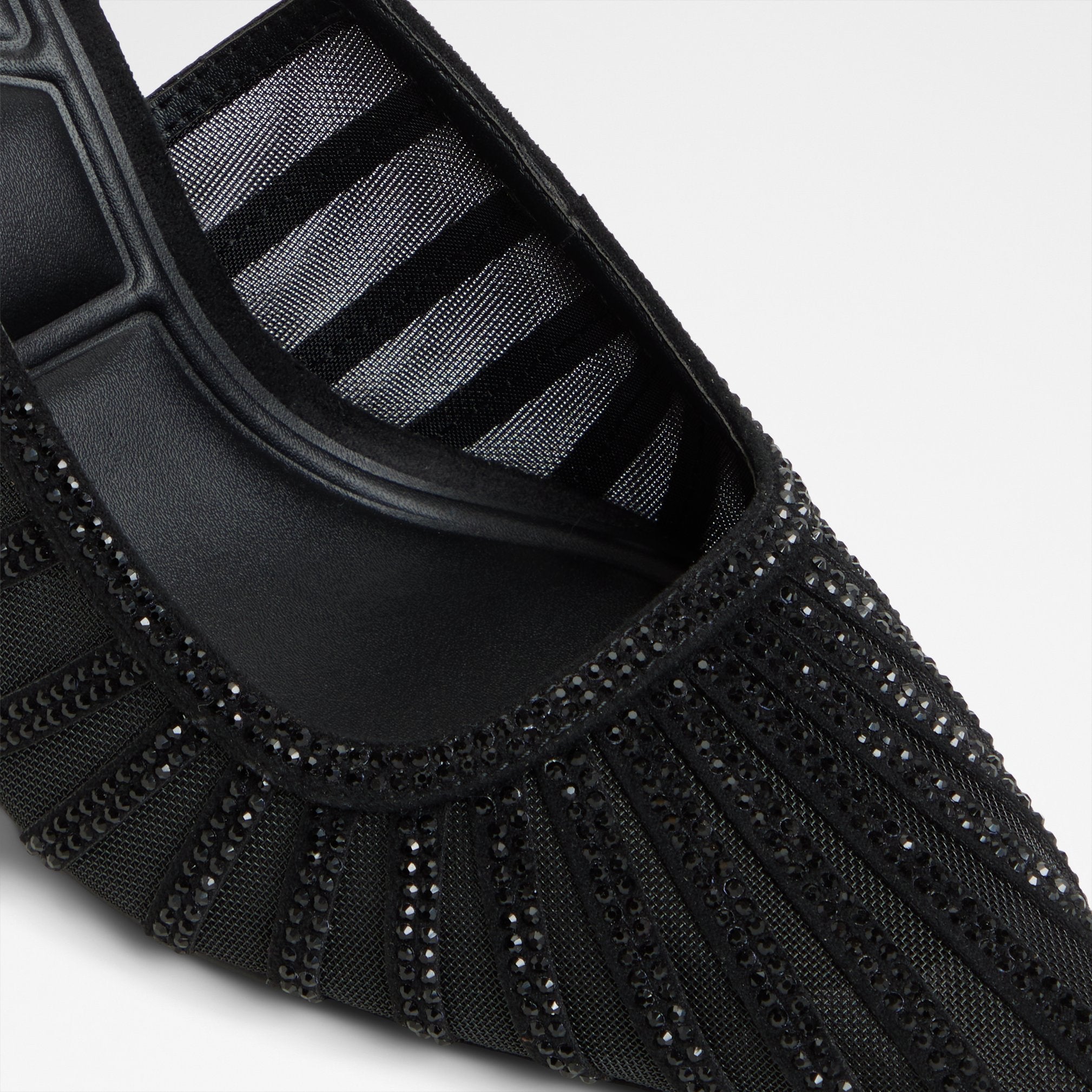 eluse_black_001-003-023_detail_sq_nt_2018x2018