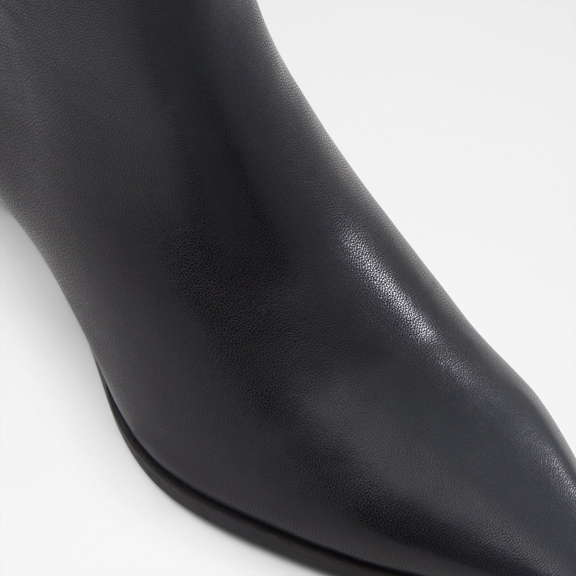 emmalie_black_001-001-043_detail_sq_nt_2018x2018