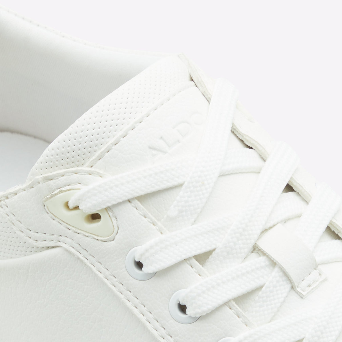finespec_white_110-002-043_detail_sq_nt_2018x2018
