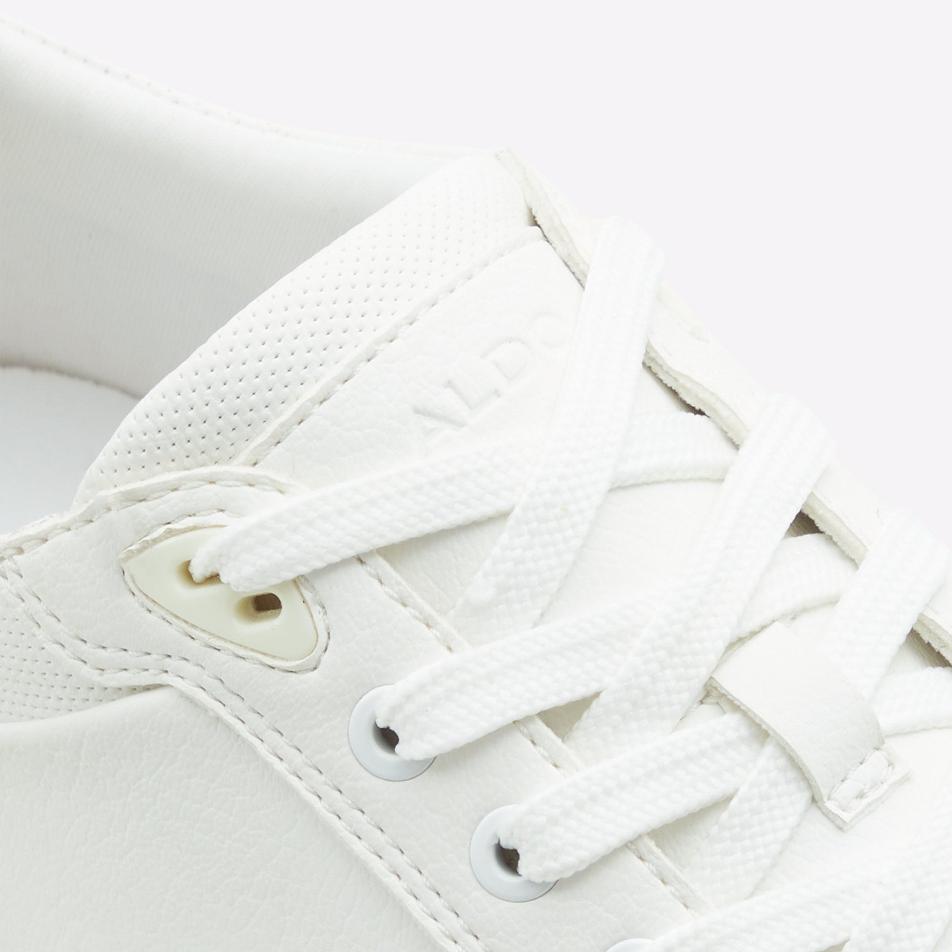 finespec_white_110-002-043_detail_sq_nt_2018x2018