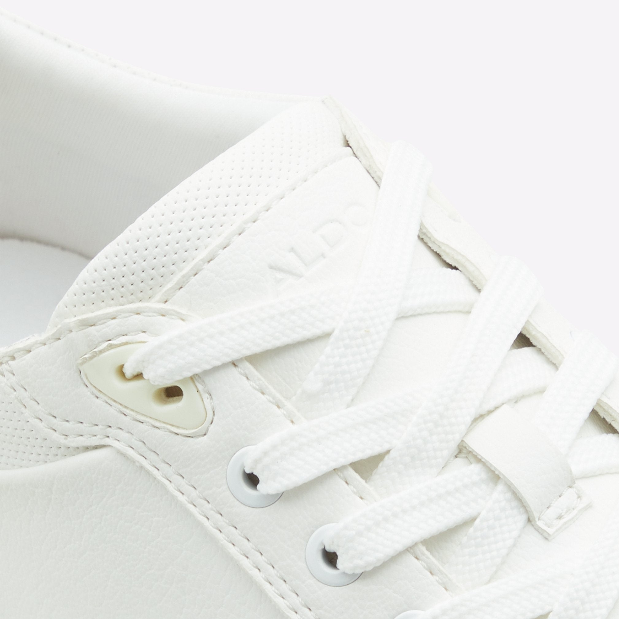 finespec_white_110-002-043_detail_sq_nt_2018x2018
