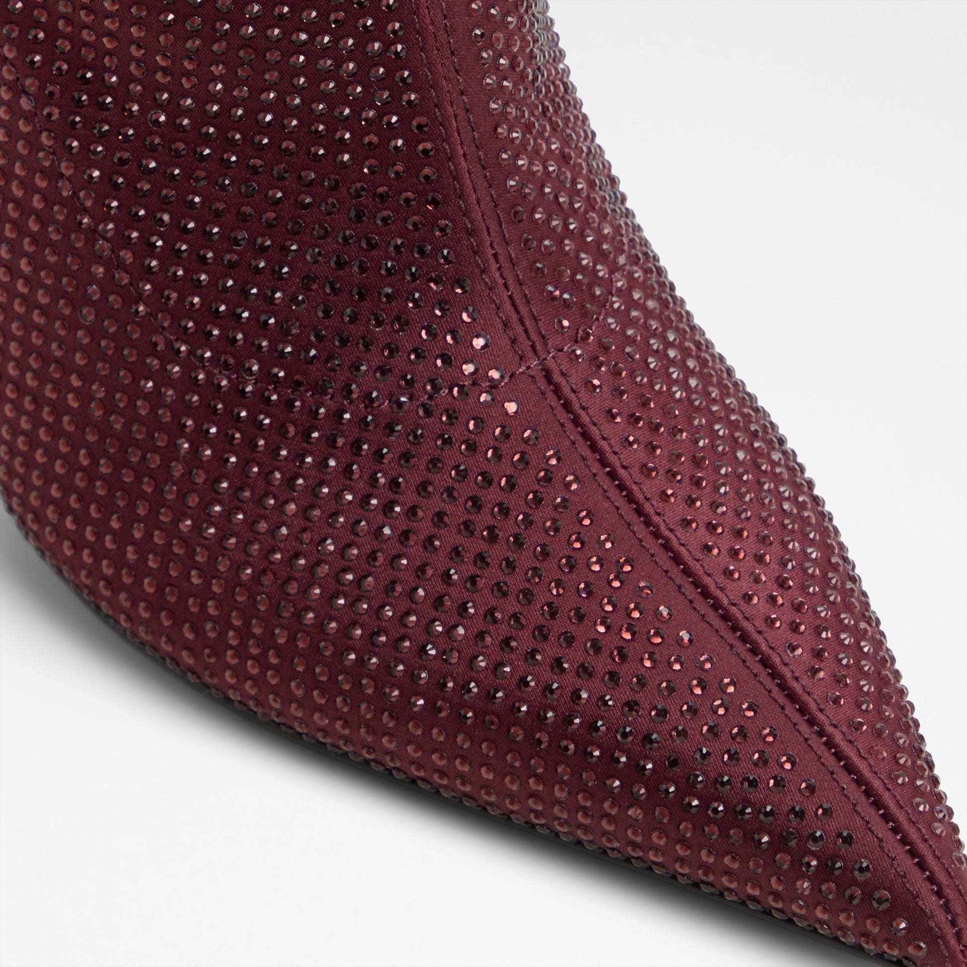innez_red_601-003-032_detail_sq_nt_2018x2018