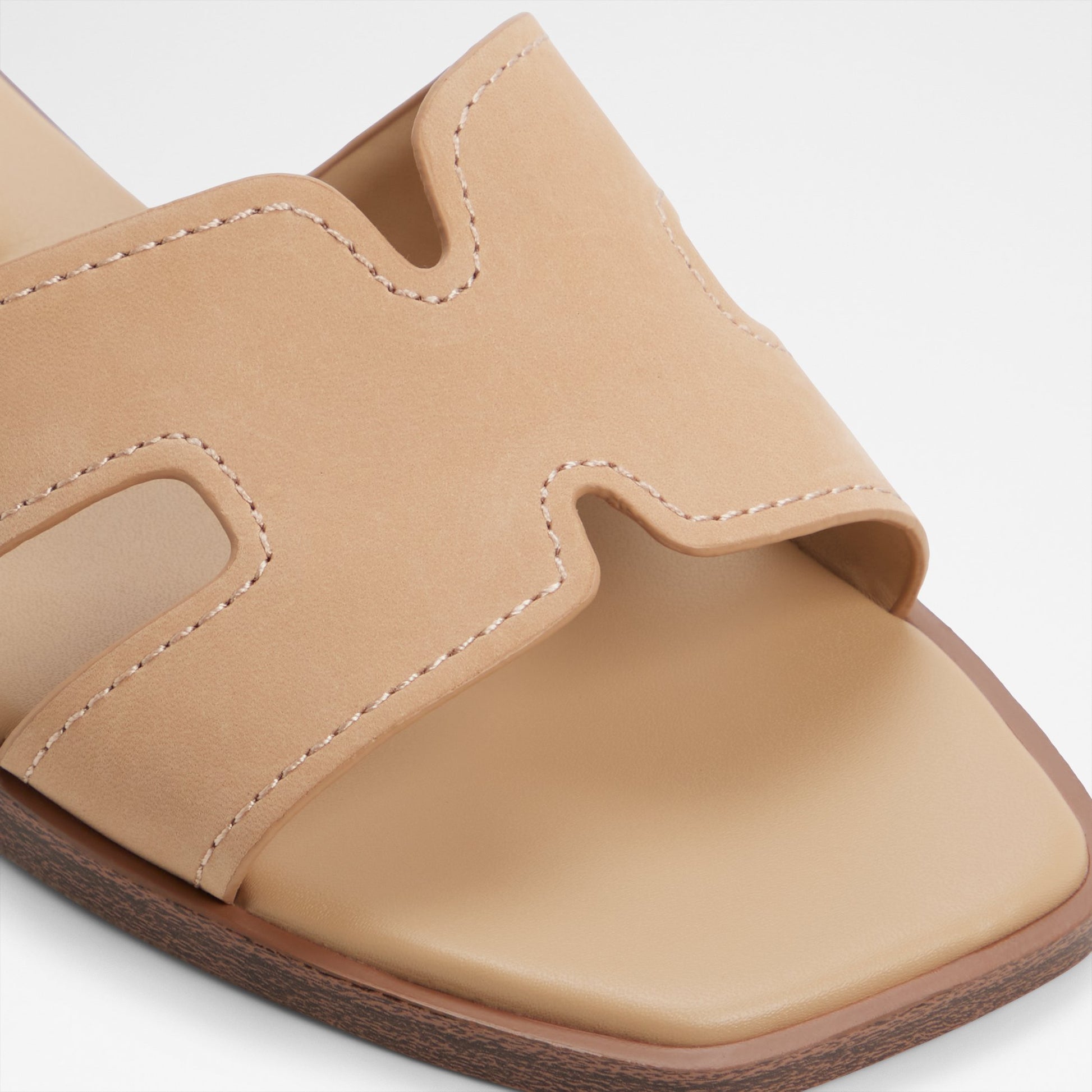 itsandal_beige_260-001-031_detail_sq_nt_2018x2018