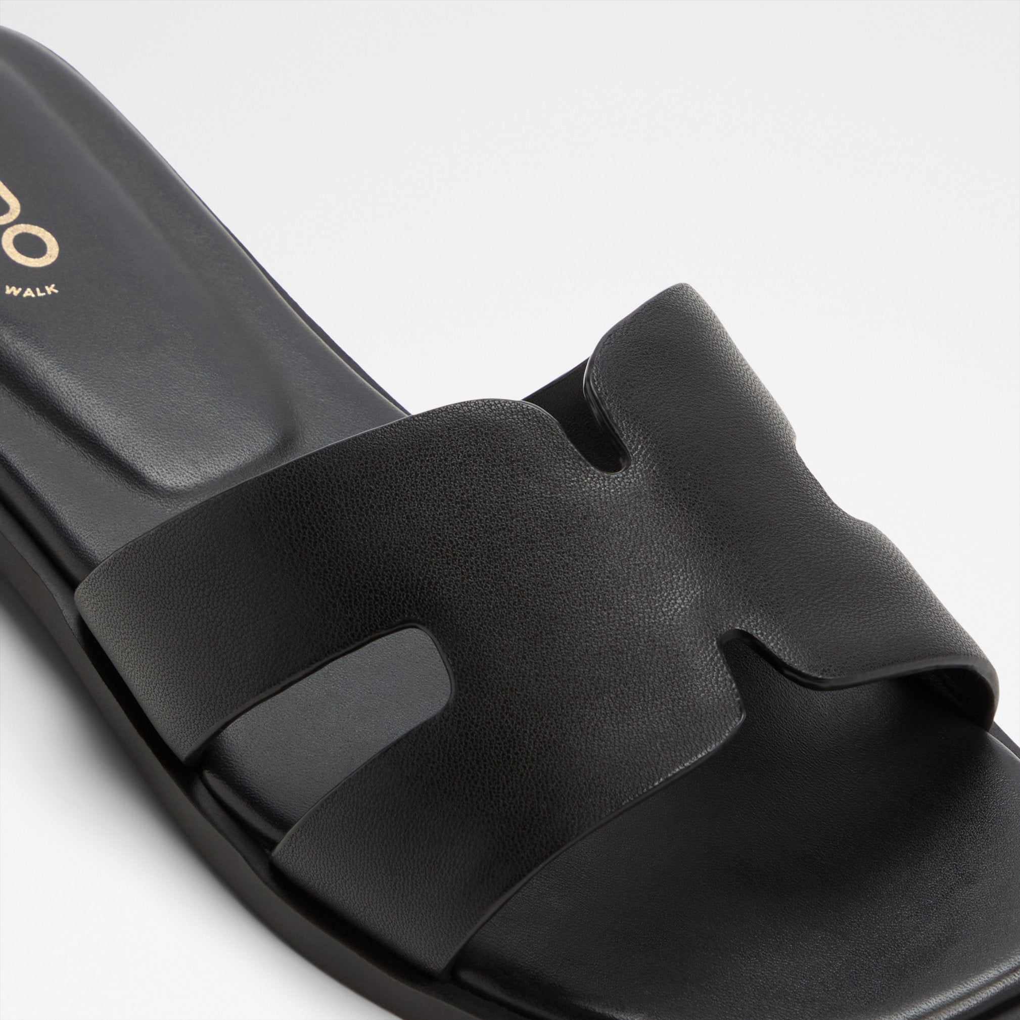 itsandal_black_001-001-043_detail_sq_nt_2018x2018