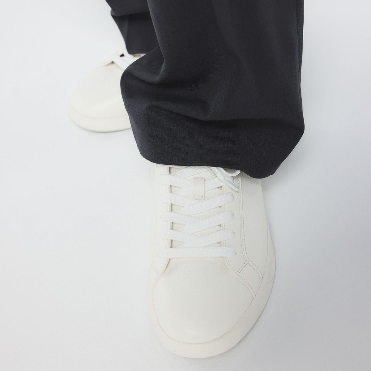 jeremie_white_100-002-025_look-part_sq_gy_2000x2000