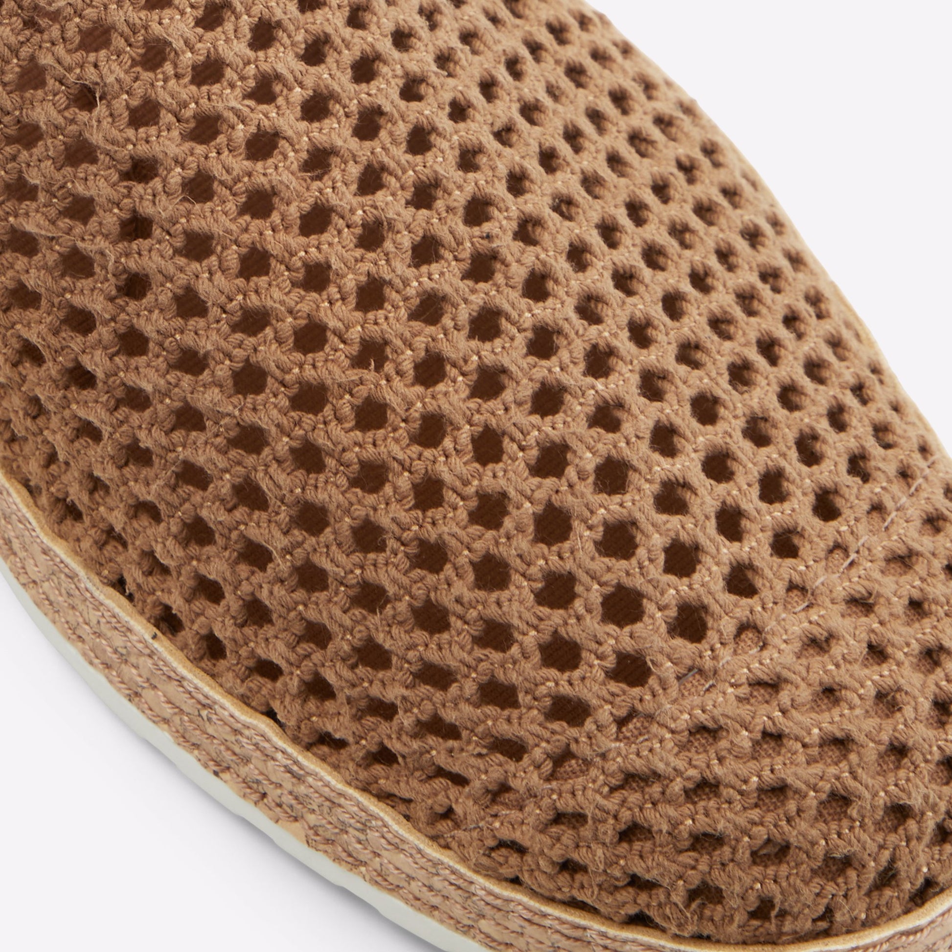 kianou_brown_220-003-050_detail_sq_nt_2018x2018