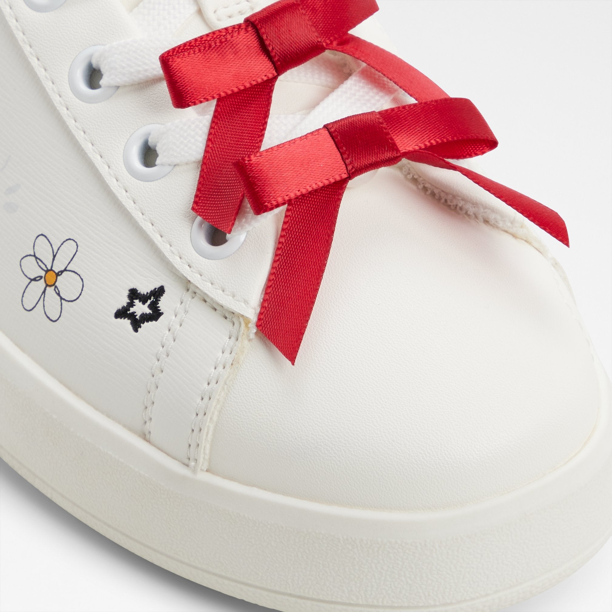 lovesneaker_white_100-002-043_detail_sq_nt_2018x2018
