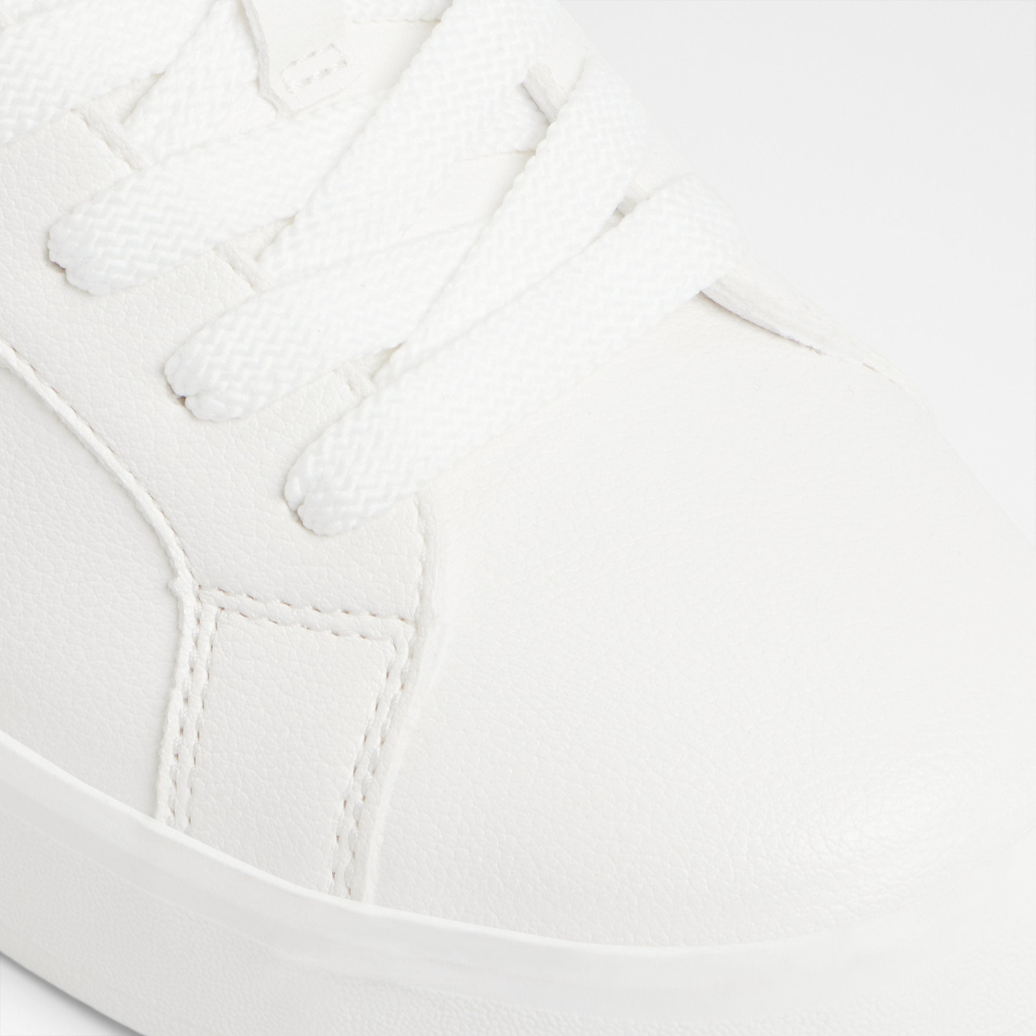 mtl72sneaker-l_white_100-002-043_detail_sq_nt_2018x2018