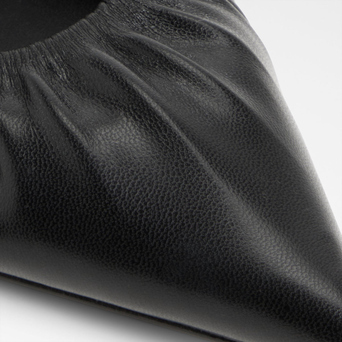 mystia_black_001-002-043_detail_sq_nt_2018x2018