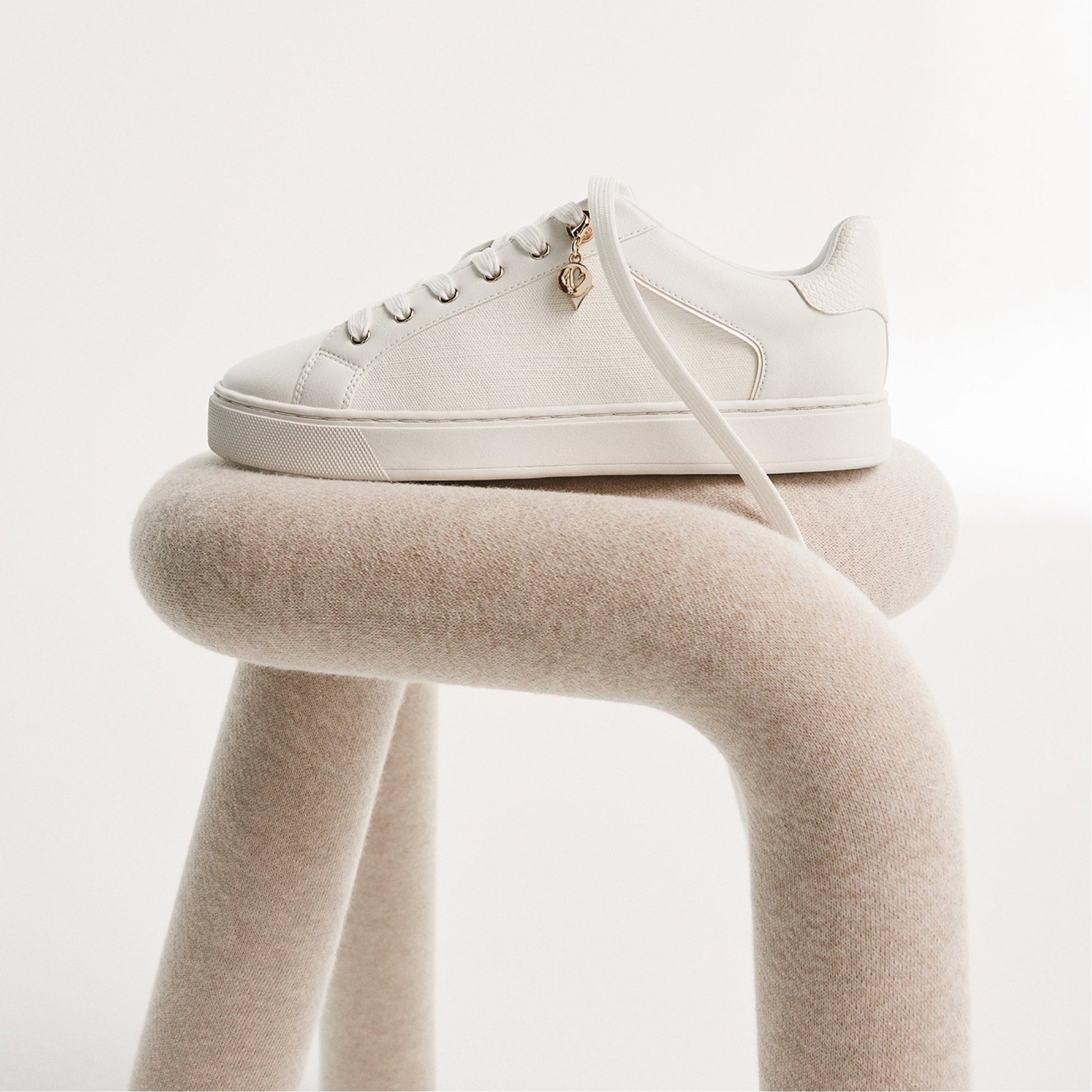 product_14053603_elgata_white_100-002-029_main_look-part_sq_nt