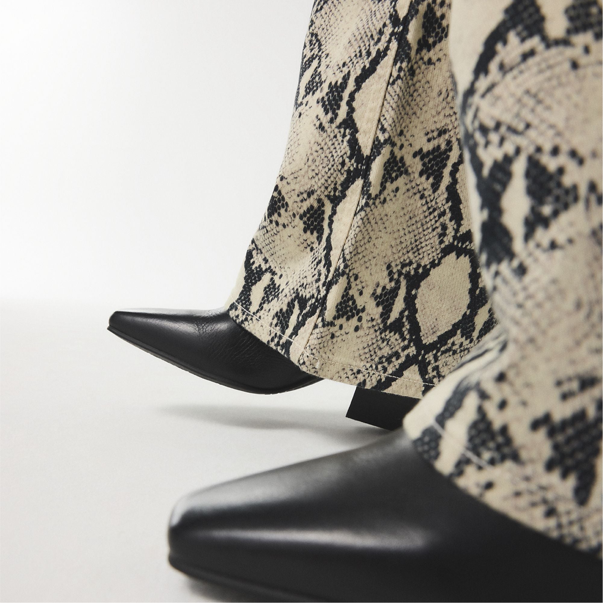 product_14058730_adwaodith_black_001-001-043_look-part_sq_gy