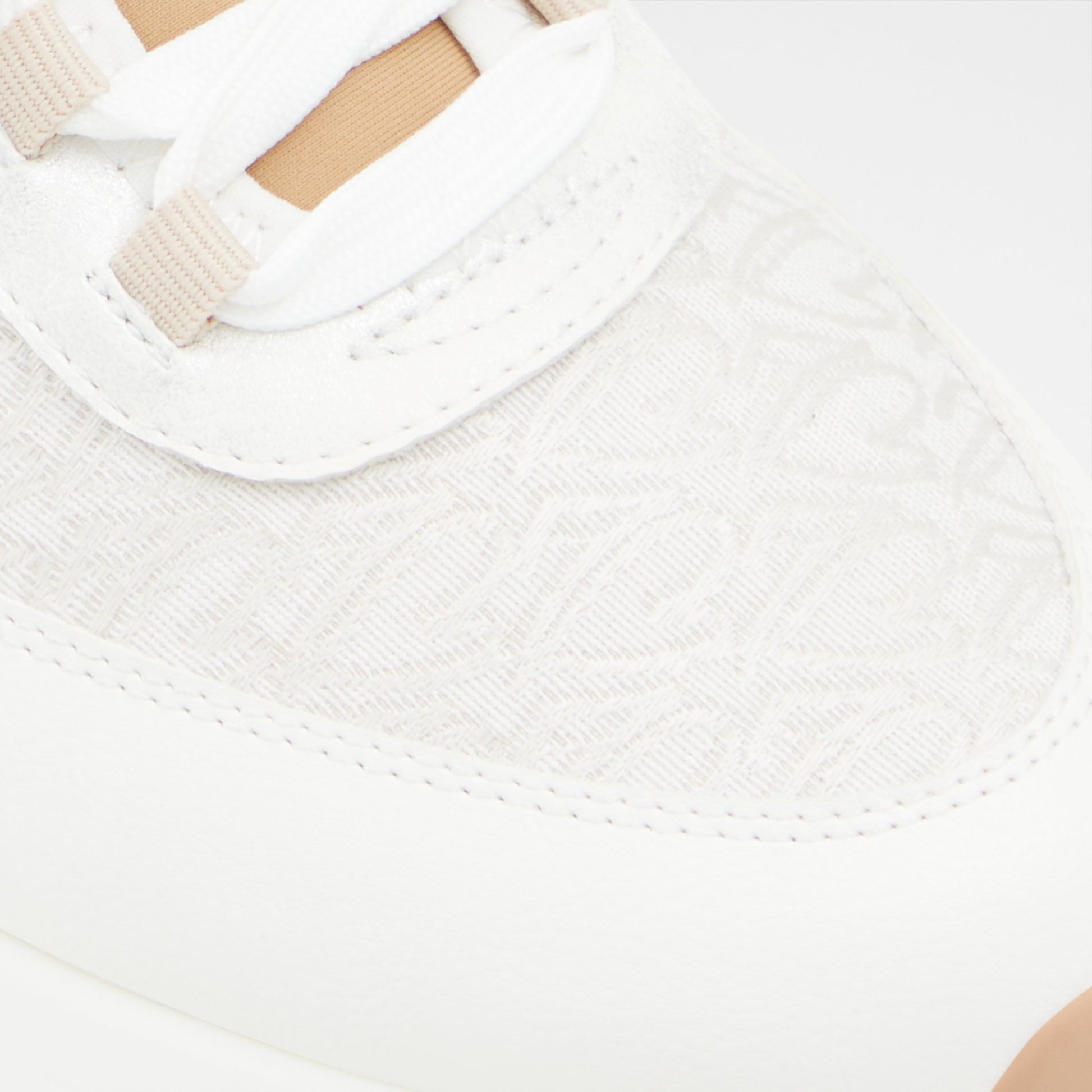 quiltyn_beige_271-002-039_detail_sq_nt_2018x2018