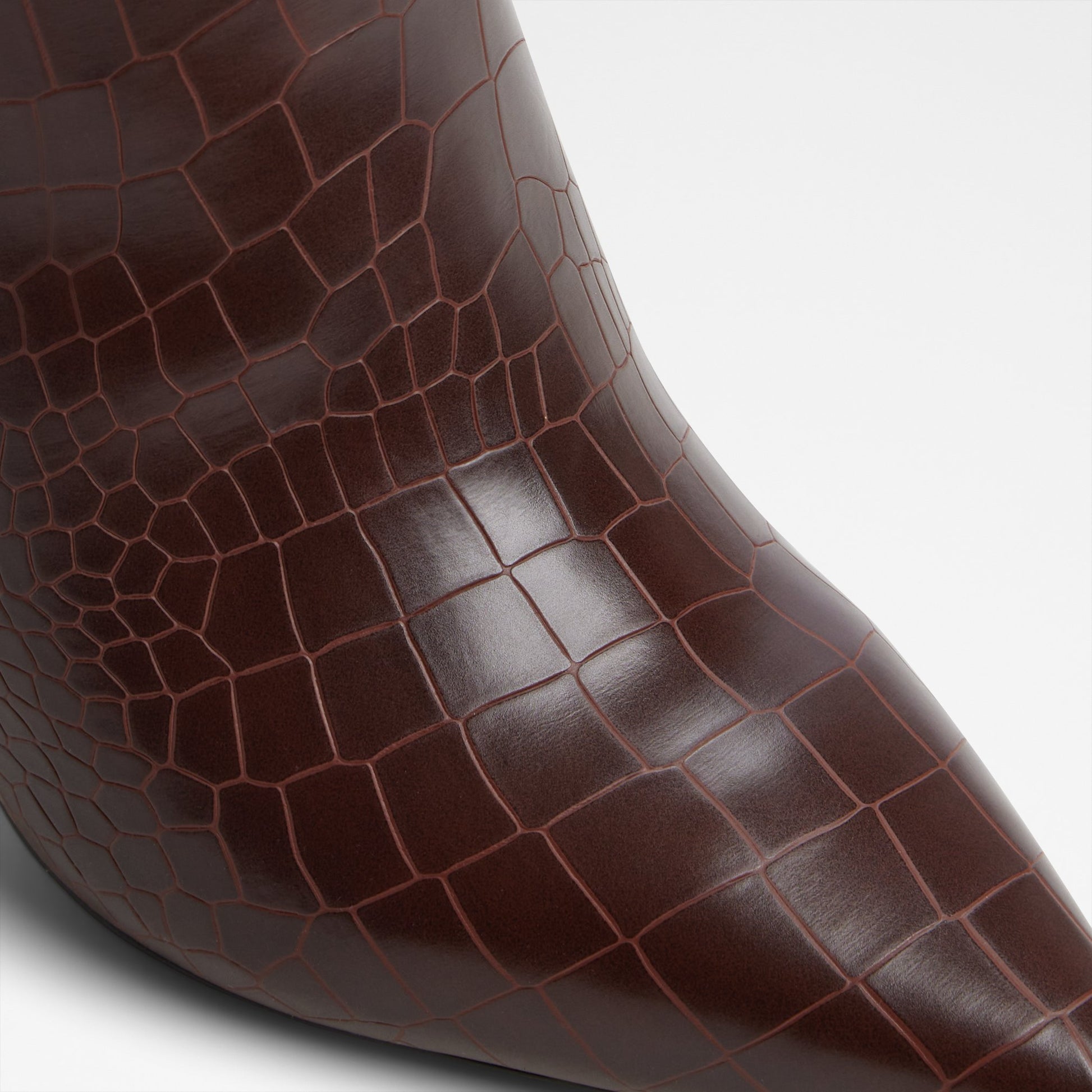 saphiria-wc_brown_201-002-004_detail_sq_nt_2018x2018