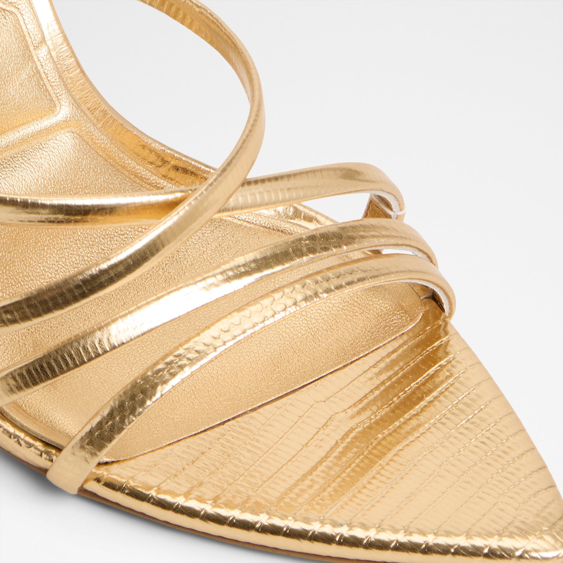 solania_gold_711-002-022_detail_sq_nt_2018x2018