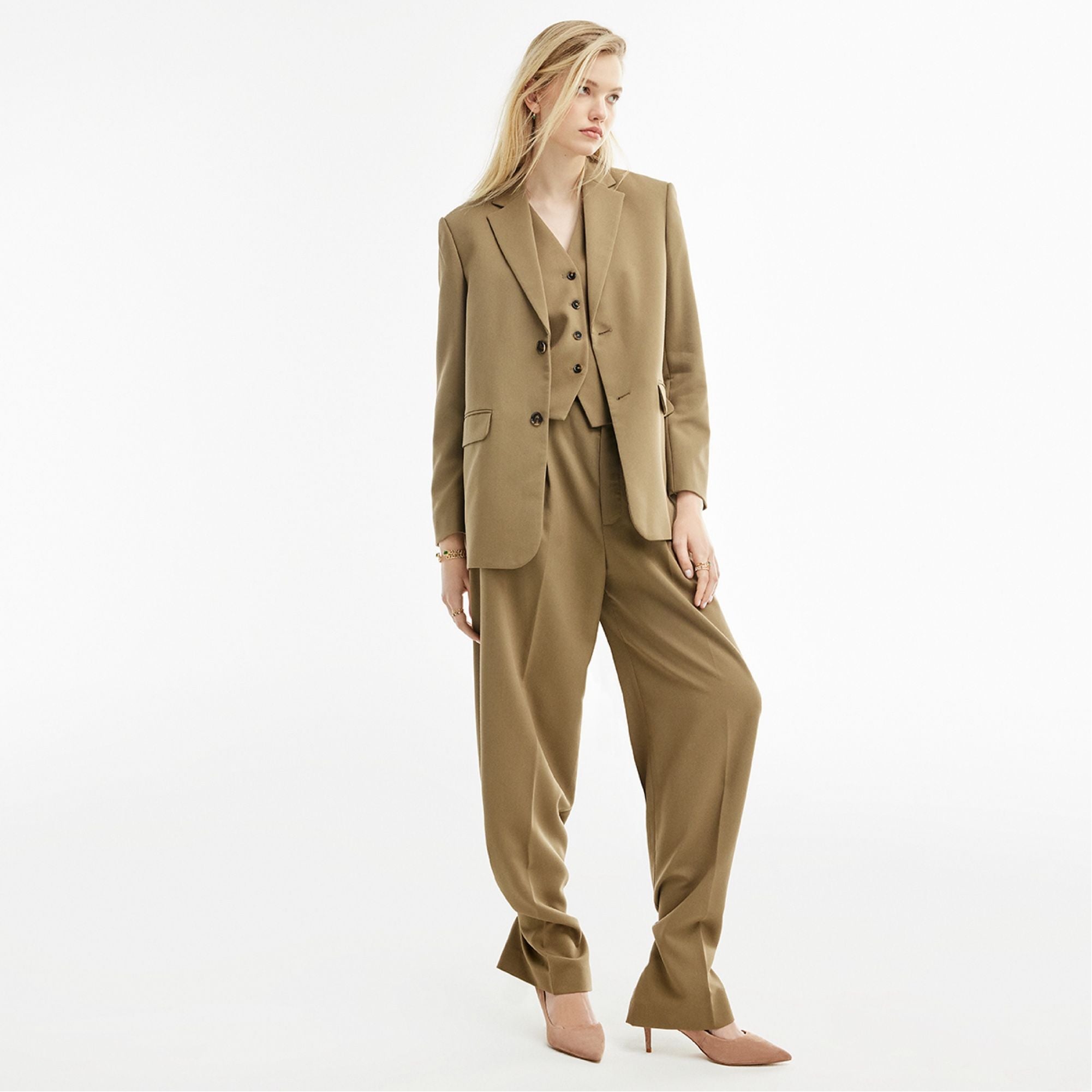 stessylow_beige_261-001-046_look-full_sq_nt_2000x2000