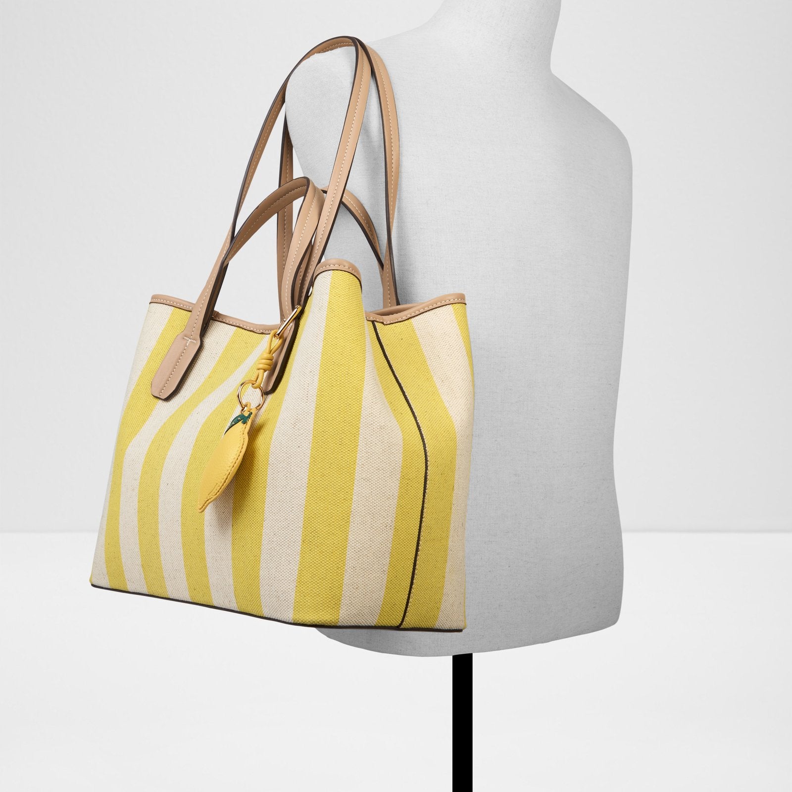summertote_yellow_745-002-029_alt3_sq_nt_1600x1600