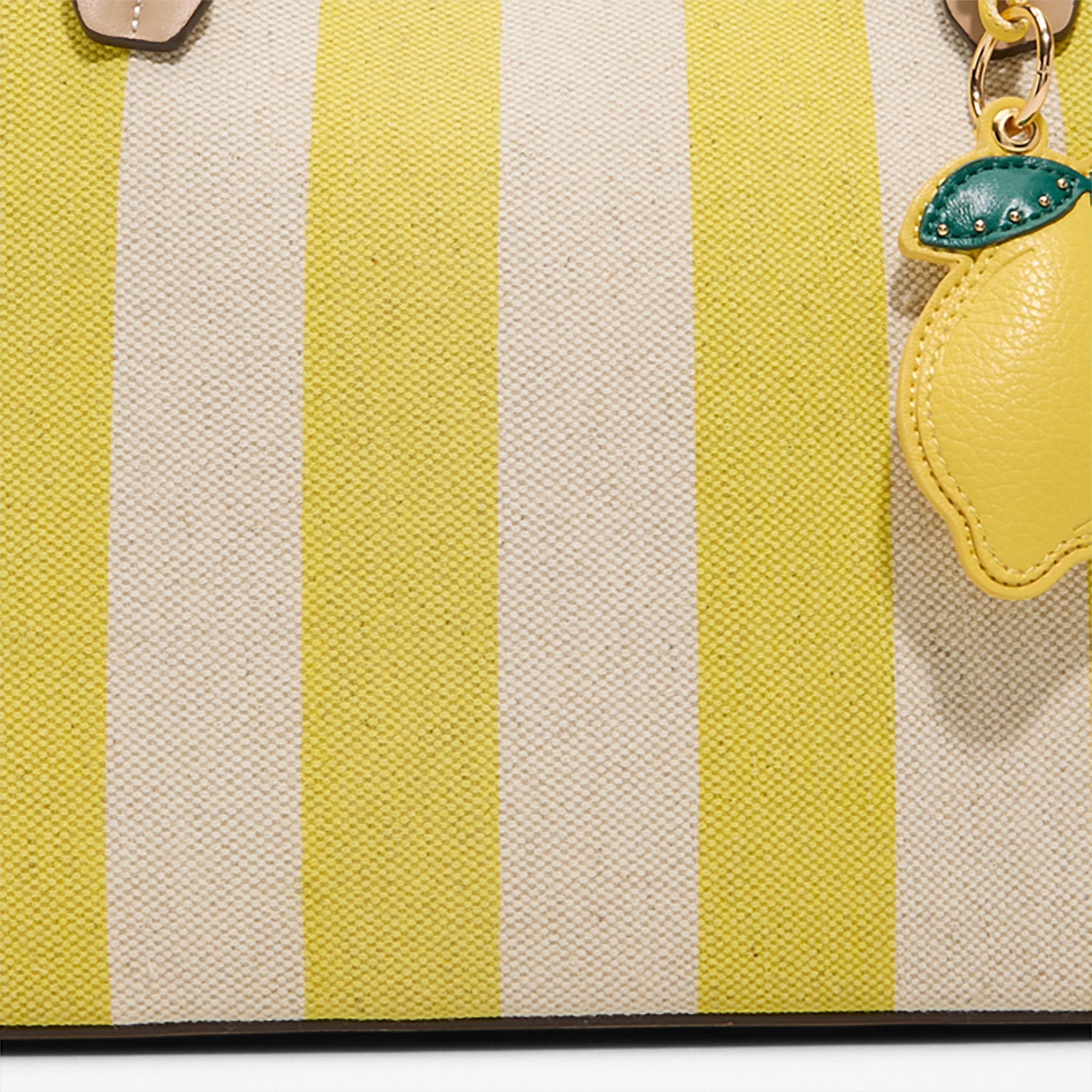 summertote_yellow_745-002-029_detail_sq_nt_2018x2018