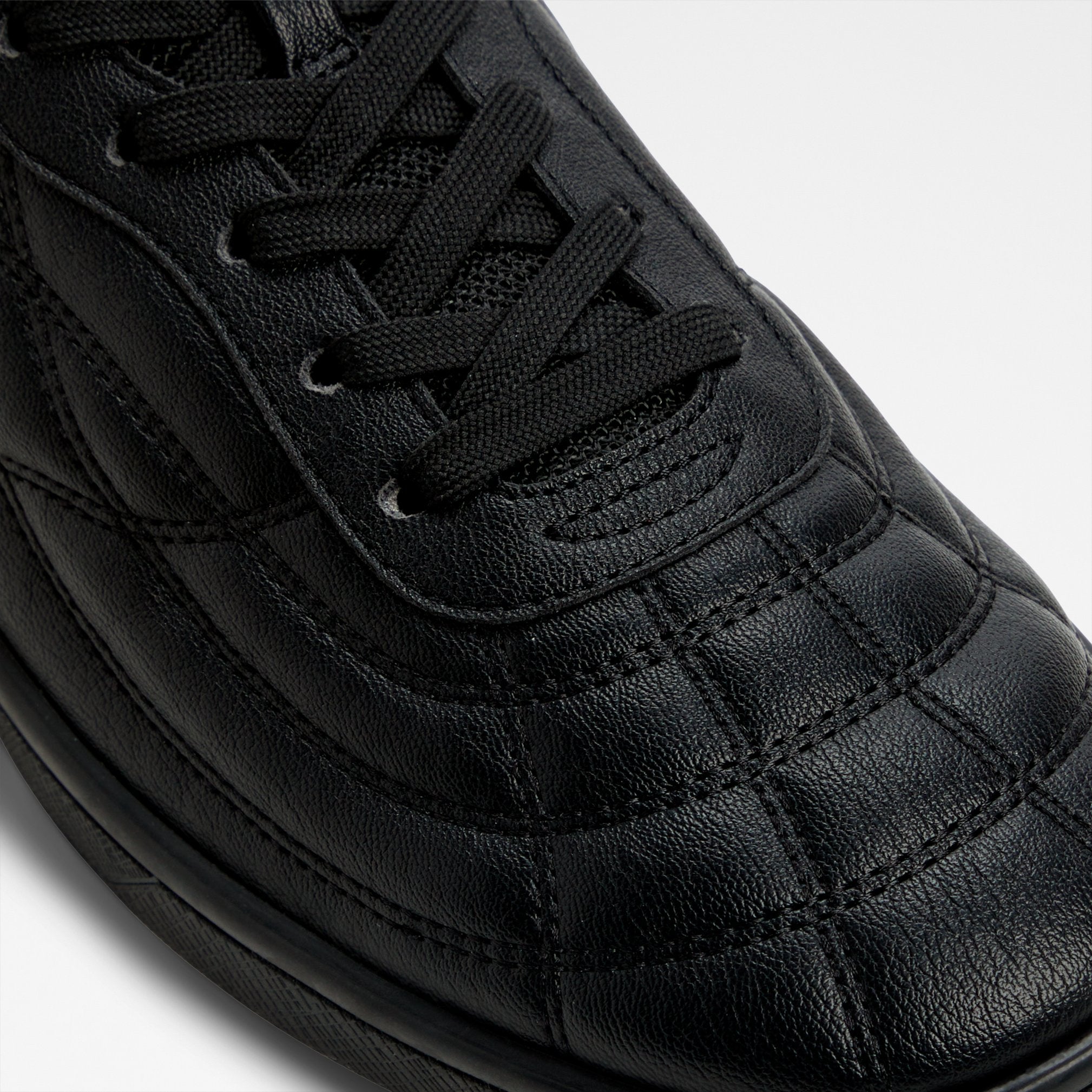 thepitch_black_001-002-043_detail_sq_nt_2018x2018