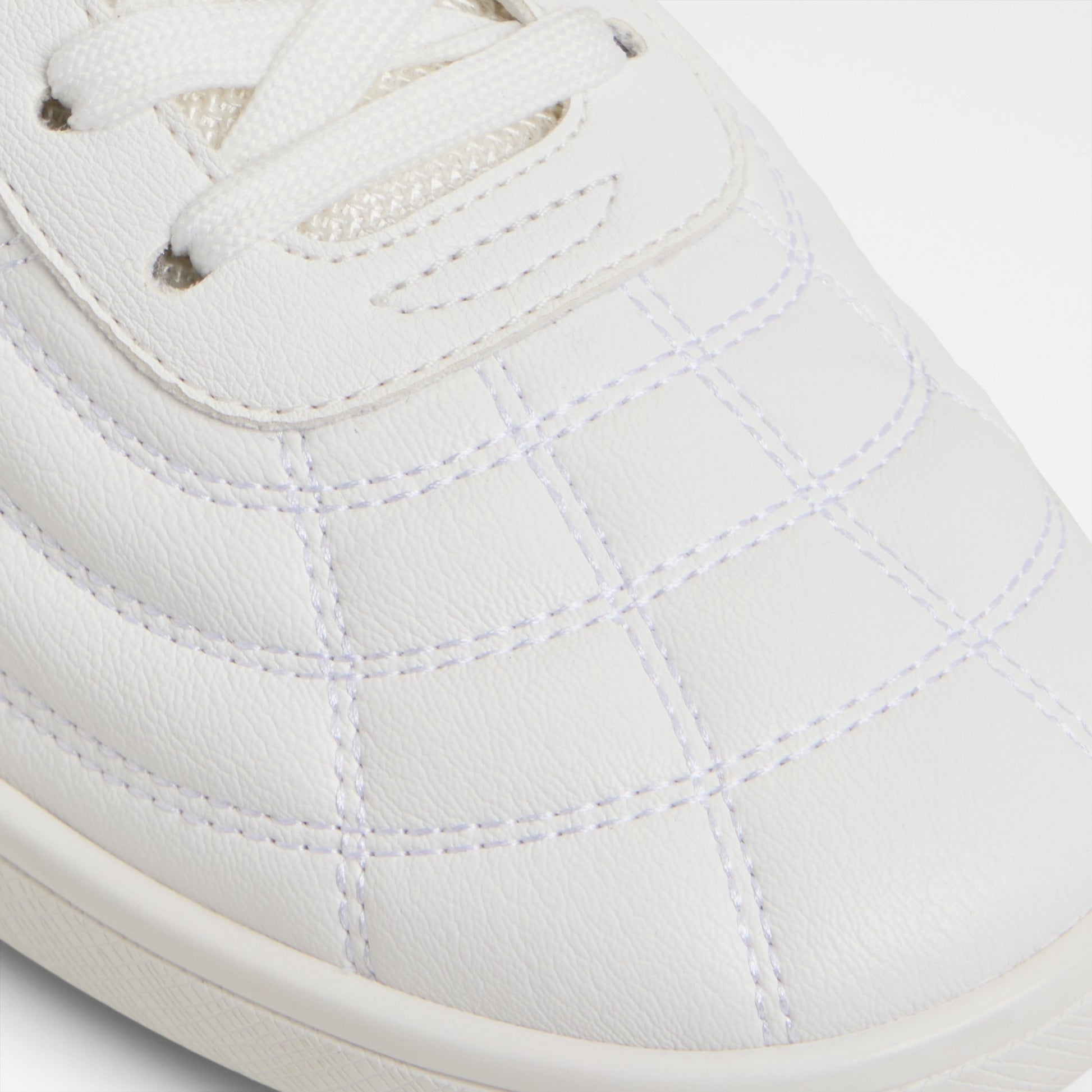 thepitch_white_100-002-043_detail_sq_nt_2018x2018